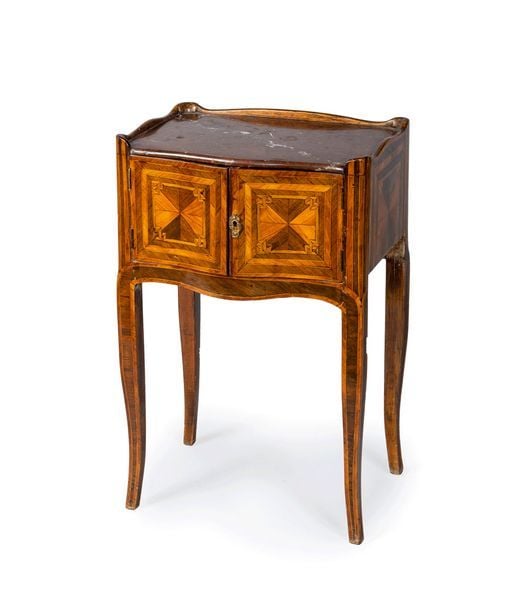 Table d'appoint en bois de placage à décor marqueté en feuilles dans des filets d'encadrement à la grecqu