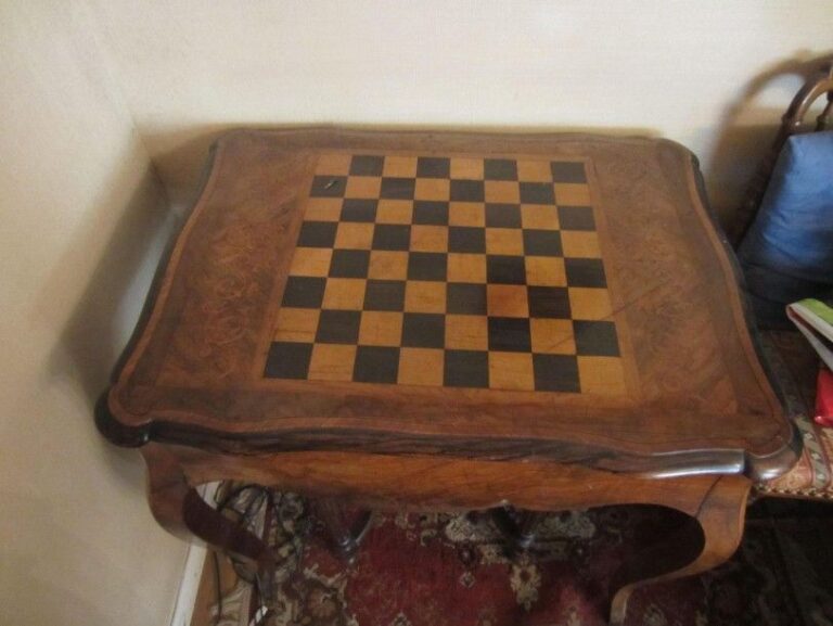 Table d'appoint en bois de placage, plateau à décor marqueté d'un damier; pieds cambrés, un tiroir en ceintur