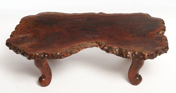 Table de bois simple dont le plateau est constitué d'une pièce irrégulière du tronc d'un marronnier (tochi
