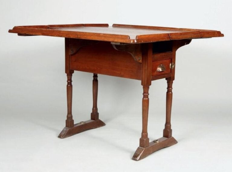 TABLE DE CARRÉ en acajou à deux abattant