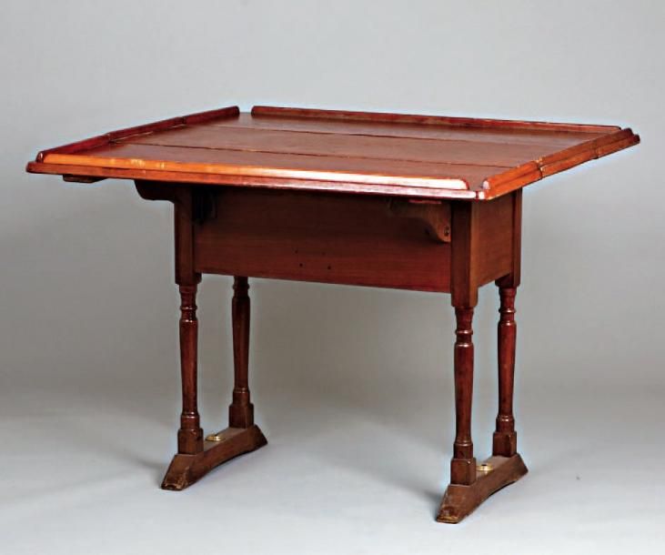TABLE DE CARRÉ en chêne verni à deux abattant