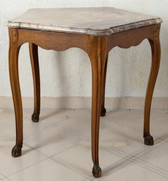 Table de forme pentagonale en bois naturel, les pieds cambrés terminés par des sabot