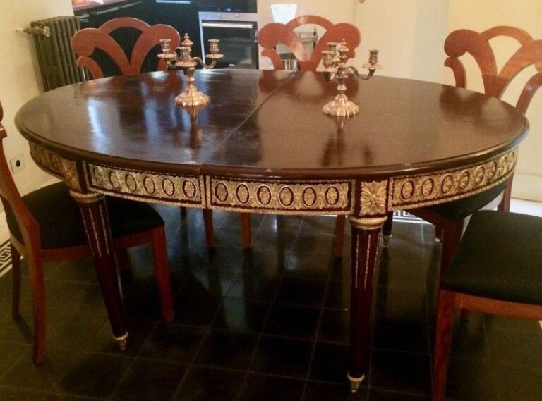 Table de salle à manger à riche ornementation de bronze en ceinture reposant sur des pieds cannelés rudenté