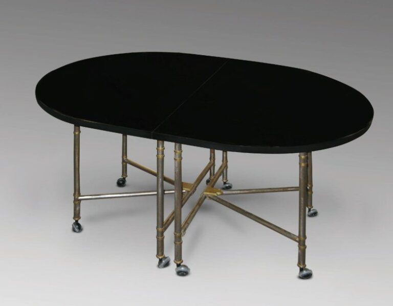 Table de salle à manger à système plateau en bois laqué noir reposant sur un piétement en acier et laito