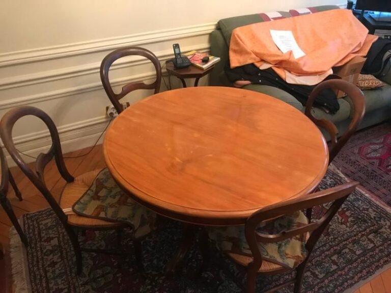 Table de salle à manger avec 4 chaises à dossier violoné en bois naturel