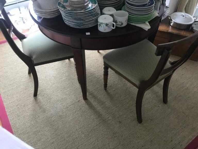 Table de Salle à manger circulaire et 4 chaises à dossier barettes