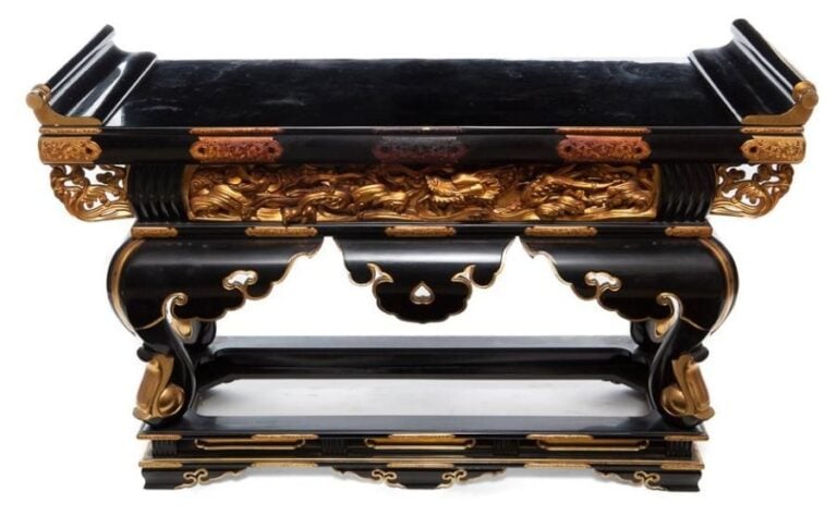 Table de temple laquée noire, partiellement dorée à la feuill