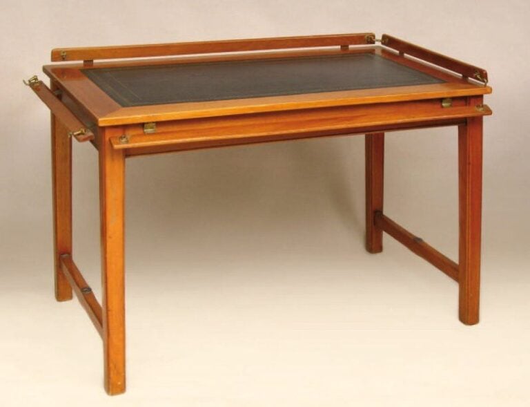 TABLE DE YACHT rectangulaire en acajou blond, le dessus recouvert de cuir noi