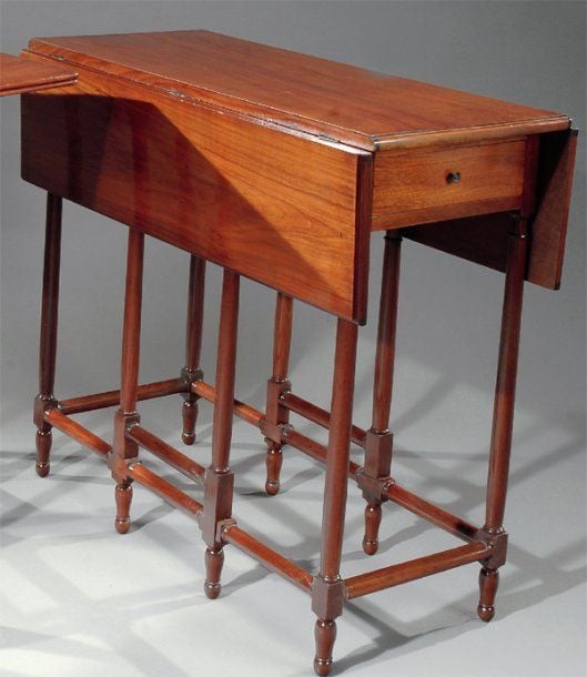 Table dite " gate leg ", en acajou massif à deux abattant
