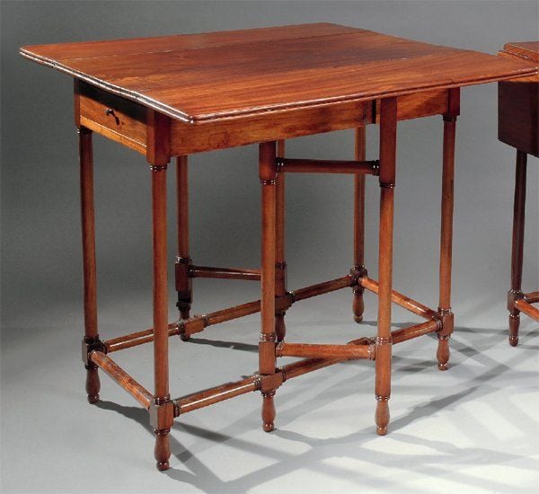 Table dite " gate leg ", en acajou massif à deux abattant