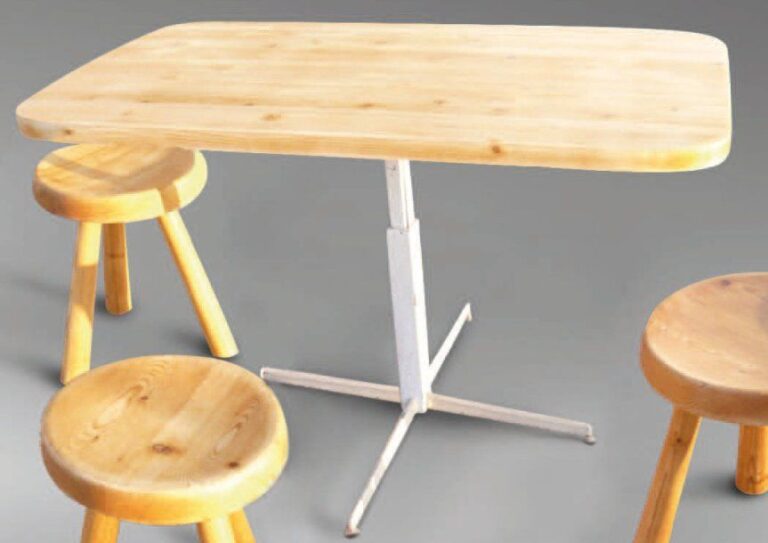 Table en bois et métal, plateau en pin et piétement en acier à réception cruciform