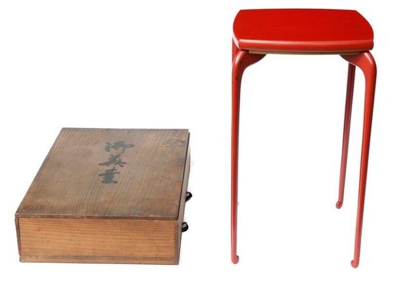 Table laquée de couleur rouge-cinabre (dai), dont les pieds sont amovible