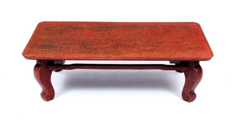 Table laquée rouge de style sanuki-bori (Ce style de sculpture et de laque est une spécialité artisanale traditionnelle de la préfecture de Kagawa