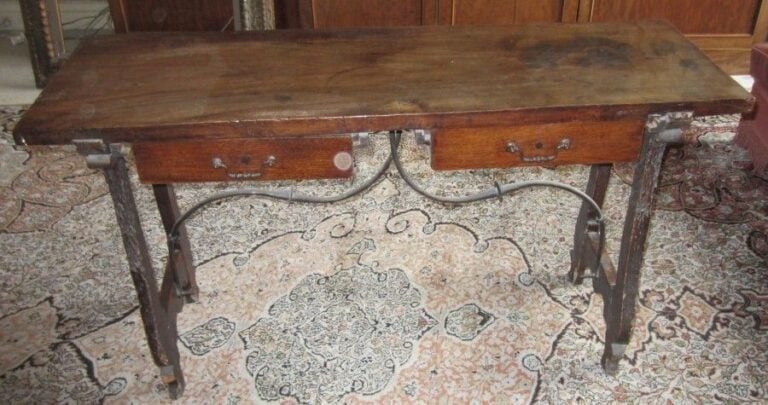 Table rectangulaire à deux tiroirs; entretoise en fer forg
