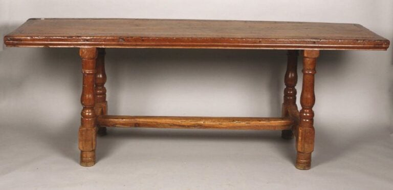 Table réfectoire, à plateau rectangulaire, en noyer, reposant par un piétement balustre en chêne, réunis par une entretoise en H En partie du XVIIe siècle H : 76 - L : 215 - P : 60,5