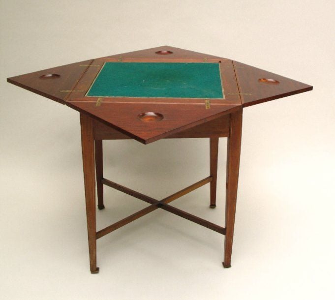 TABLEAU À JEUX DITES "MOUCHOIR" en acajou et placage