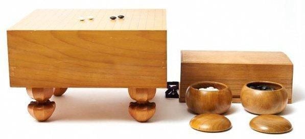 Tablette de jeu go et de boites en bois pour les pions noirs et blanc