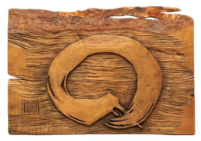 Tablette en bois avec des morceaux d'ècorce sur la partie supèrieur