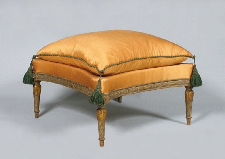 TABOURET à côtés incurvés, en bois et stuc laqués crème ou doré à décor de tores de feuilles de laurier rubanée