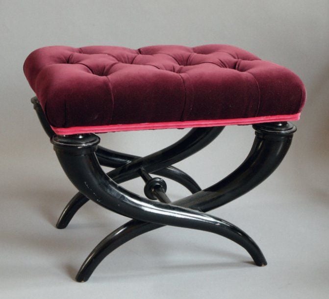 Tabouret en X à jambes en bois laqué noir en forme de cornes croisée