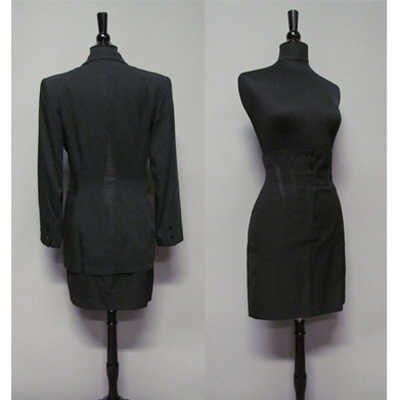 TAILLEUR en crêpe de coton mélangé noir incrusté d'empiècements géométriques façon raphia à la couleur, VESTE à col cranté sur simple boutonnage, rappel aux poignets, deux poches passepoilées verticales, JUPE droite, taille haute munie d'une fermeture éclair sur patte boutonnée (griffes noires et bleues, graphisme blanc) (T42 it)