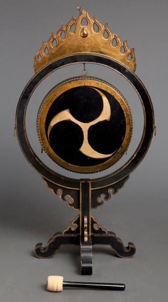 Tambour de temple suspendu dans un cadre en bois laqué noir couronné d'une perle du dragon bouddhiste (gakudaiko