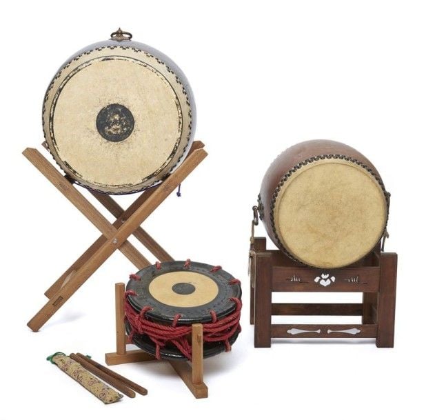 Tambour japonais à la peau tendue par des cordes rouge