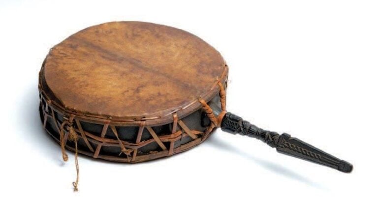 Tambour portable Tibéto-népalais avec peau de daim et manche en forme de «dague qui soumet les démons» (phurbu