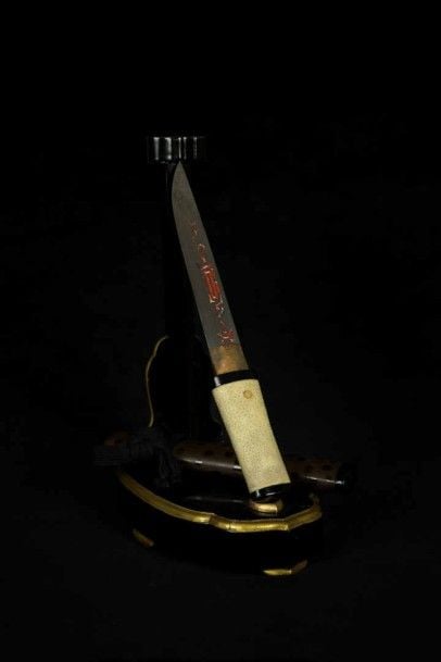 TANTO DE TYPE YOROI DOSHI SIGNE MINAMOTO MASATOMO Japon Epoque XIXe siècle > Le SUGATA de type HIRZUKURI (à 2 faces plates) HIRO MUNE (dos de lame à 2 pans) et UBU NKAGO (forme d'origine de la soie de la lame