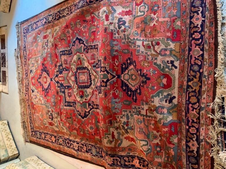 Tapis Caucase à grand médaillon polylobé au centre