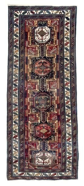 Tapis galerie du Caucase à décor géométrique de médaillons sur fond bleu nui