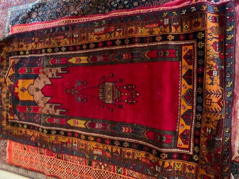 Tapis oriental à décor de mirhab fond rouge