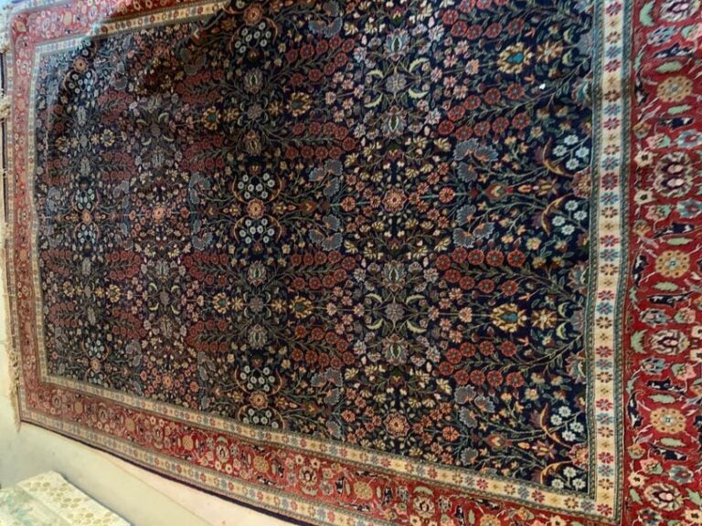 Tapis persan à décor floral polychrome