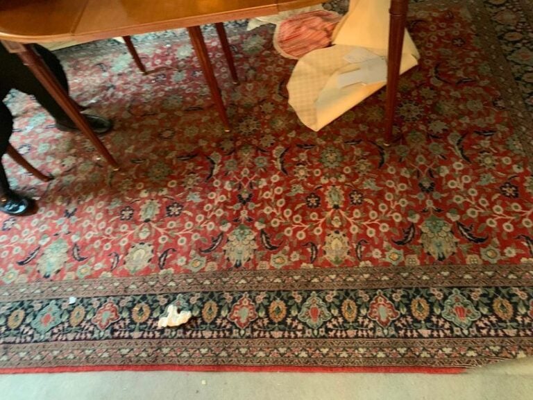 Tapis persan à décor floral sur fond rouge