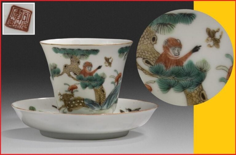 TASSE CAMPANIFORME ET SA SOUS-TASSE EN PORCELAINE A DECOR EMAILLE POLYCHROME DANS LE STYLE DE LA " FAMILLE ROSE "