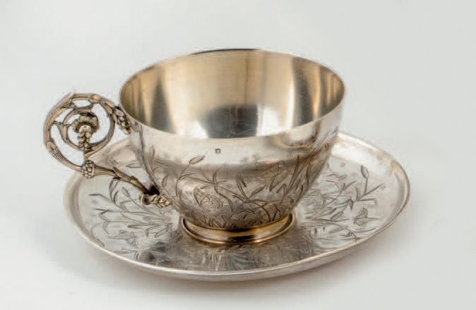 TASSE ET SOUS-TASSE en argent gravé de roseaux et papillons; monogramme M