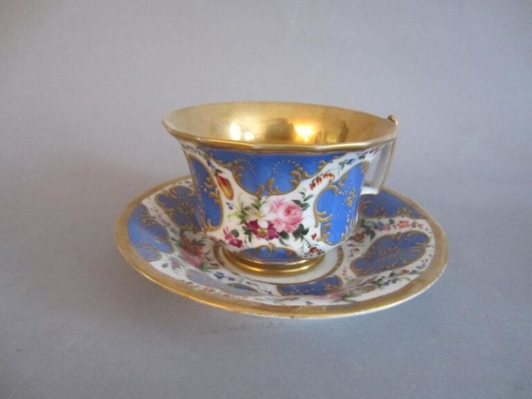 Tasse et sous-tasse en porcelaine à décor de fleur