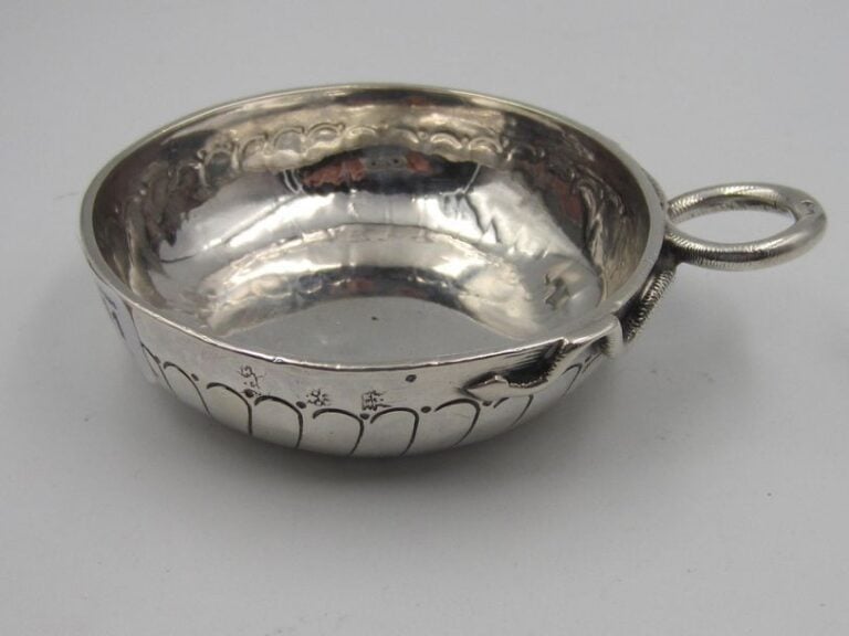 TASTE-VIN en argent, décor de cannelures; anse en serpent enroul