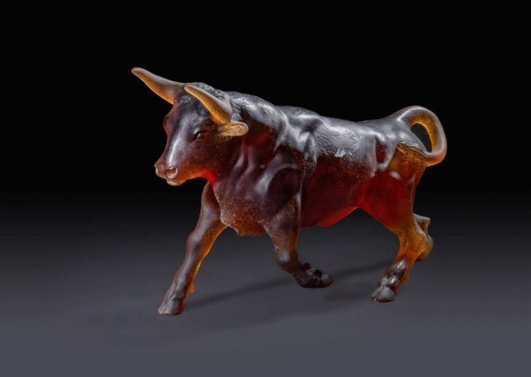 Taureau en pâte de verre ambré