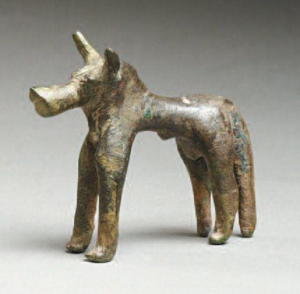 TAUREAU Statuette de taureau debout, à tête cylindrique, cornes en avan