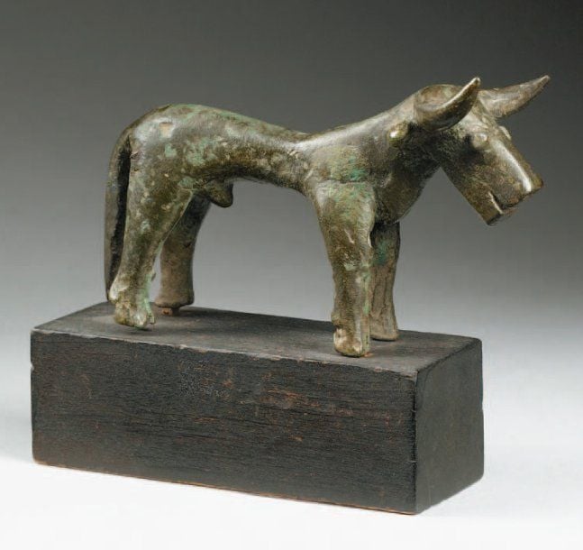 TAUREAU Statuette de taureau debout, à tête cylindrique, museau entrouvert, cornes incurvées en avant et oreilles écartée