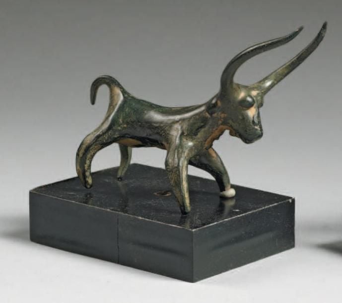 TAUREAU Statuette de taureau debout, aux yeux globuleux et aux fines cornes incurvées vers l'avan