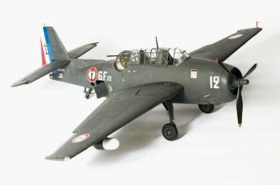 TBM Grumman Avenger Grande maquette de l'avion aux couleurs de l'aéronavale française, posée sur son train d'atterrissag