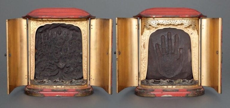 TEMPLE MINIATURE laqué rouge avec des portes pouvant s'ouvrir sur deux côté