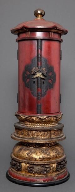 Temple miniature (zushi) de forme arrondie laqué rouge avec une grande base dorée à la feuille et couronné d'une perle bouddhist