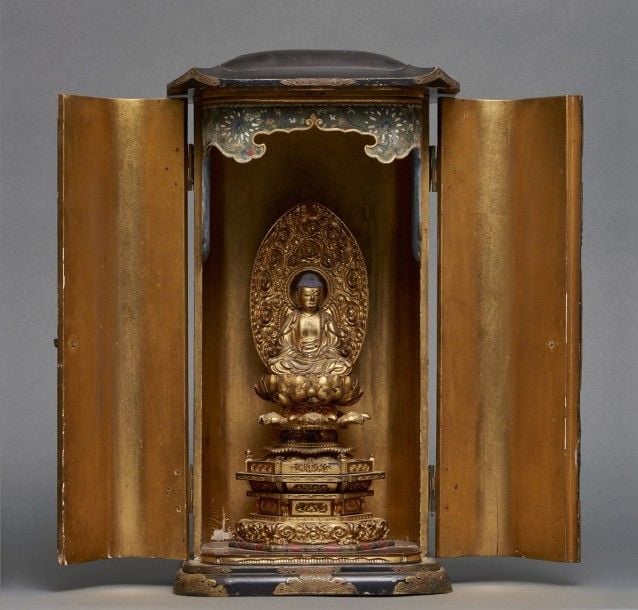 Temple miniature zushi laqué noir orné de ferrures dorée