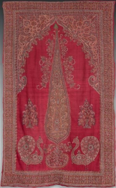 Tenture brodée, dite Pateh de Kirman Cette pièce est finement brodée en points de chaînette, sur coton fin, teinté en rouge cochenill