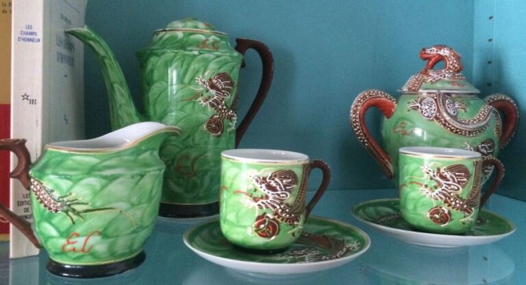 Tête-à-tête en porcelaine à décor de dragons, comprenant : verseuse, sucrier, pot à lait, deux tasses et sous-tasses