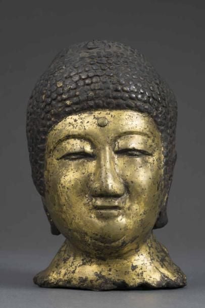 TETE DE BOUDDHA EN BRONZE DORE A LA FEUILLE Japon, Epoque XXe siècle, Période Showa Fonte lourde et creus
