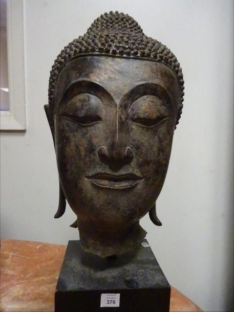 TETE DE BOUDDHA EN BRONZE Sculpture moderne, style Ayutthaya / Thaïlande Fixée à un socle modern